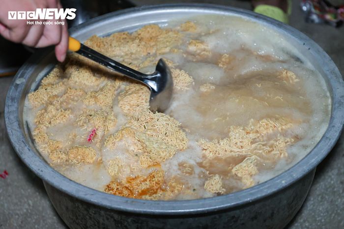 Theo anh Xàng, sau nhiều giờ mưa lớn, lũ quét và bùn đất từ trên cao đổ xuống khiến nhiều nhà cửa, tài sản và hoa màu bị hư hại. Trước nguy cơ sạt lở tiếp diễn, chính quyền cùng lực lượng chức năng đã khẩn trương rà soát, đưa toàn bộ người dân trong vùng nguy hiểm đến điểm trường Pắc Ta tạm trú. Người dân sẽ chỉ trở về khi thời tiết ổn định và khu vực sinh sống được xác định an toàn.