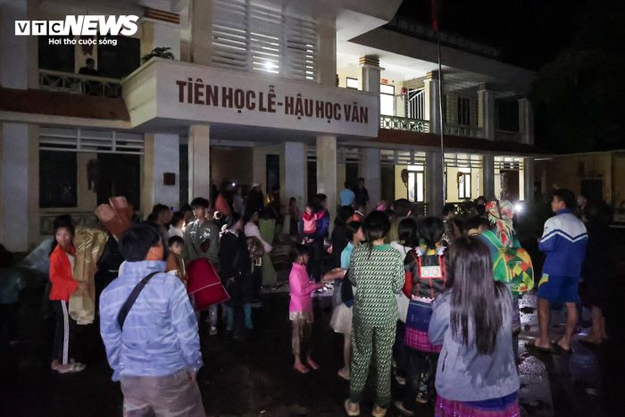 Tối 18/7, điểm trường Tiểu học Pắc Ta (xã Pắc Ta, tỉnh Lai Châu) sáng đèn suốt đêm đón người dân bản Noong Thăng, xã Mường Than, được di dời khẩn cấp khỏi khu vực có nguy cơ sạt lở. Gần 220 hộ với khoảng 1.255 nhân khẩu được đưa đến nơi an toàn.