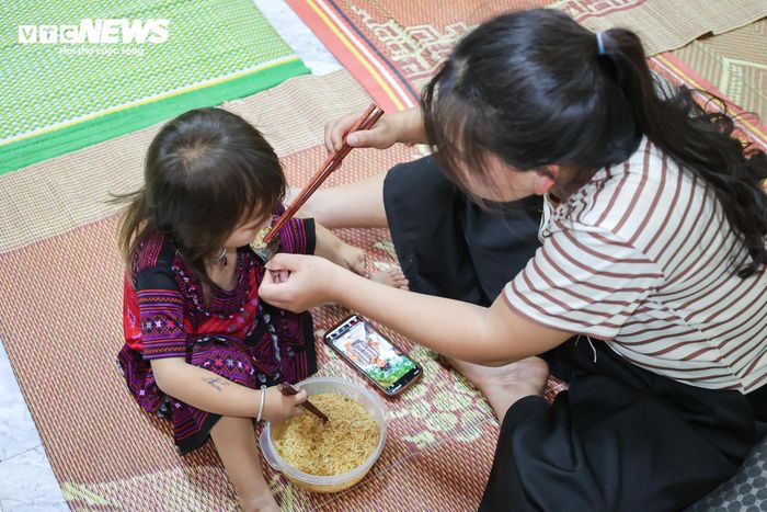 Giữa đêm vùng cao, ánh đèn tại điểm trường Pắc Ta vẫn sáng, trở thành nơi nương náu của hơn 1.250 người dân sau cuộc di dời khẩn cấp.