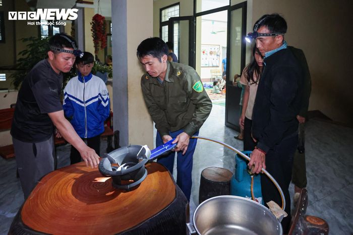 “Ngay khi nhận được chỉ đạo của chính quyền xã, chúng tôi đến từng nhà vận động các hộ trong vùng nguy cơ cao khẩn trương sơ tán. Nhờ vậy, bà con kịp thời đến nơi an toàn trước khi đất đá ập xuống”, anh Sùng A Xàng, người tham gia công tác di dời, cho biết.