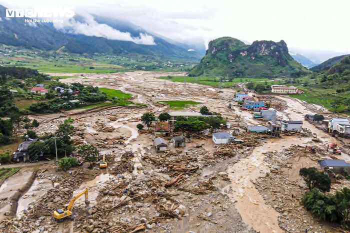 Nhiều ngôi nhà dọc hai bên Quốc lộ 32 tại xã Mường Than, tỉnh Lai Châu tan hoang sau cơn lũ. (Ảnh: Minh Đức)