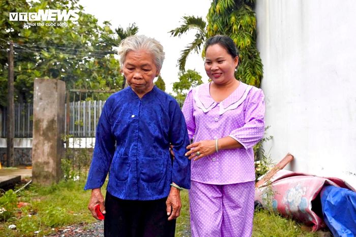 Chị Nguyễn Thanh Thủy - con gái nuôi hạnh phúc khi mẹ nhận được “trái ngọt” sau 58 năm.