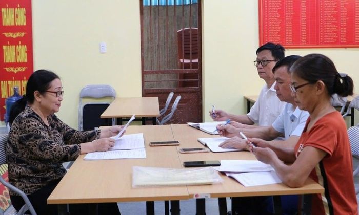 Đảng viên Chi bộ thôn Trung tâm (xã Chi Lăng, tỉnh Lạng Sơn) nghiên cứu thông tin về sắp xếp thôn, tổ dân phố trên địa bàn.