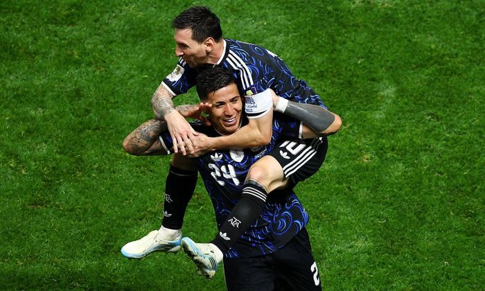 Enzo Fernandez và Messi ăn mừng bàn thắng trong trận bán kết. (Ảnh: Reuters)