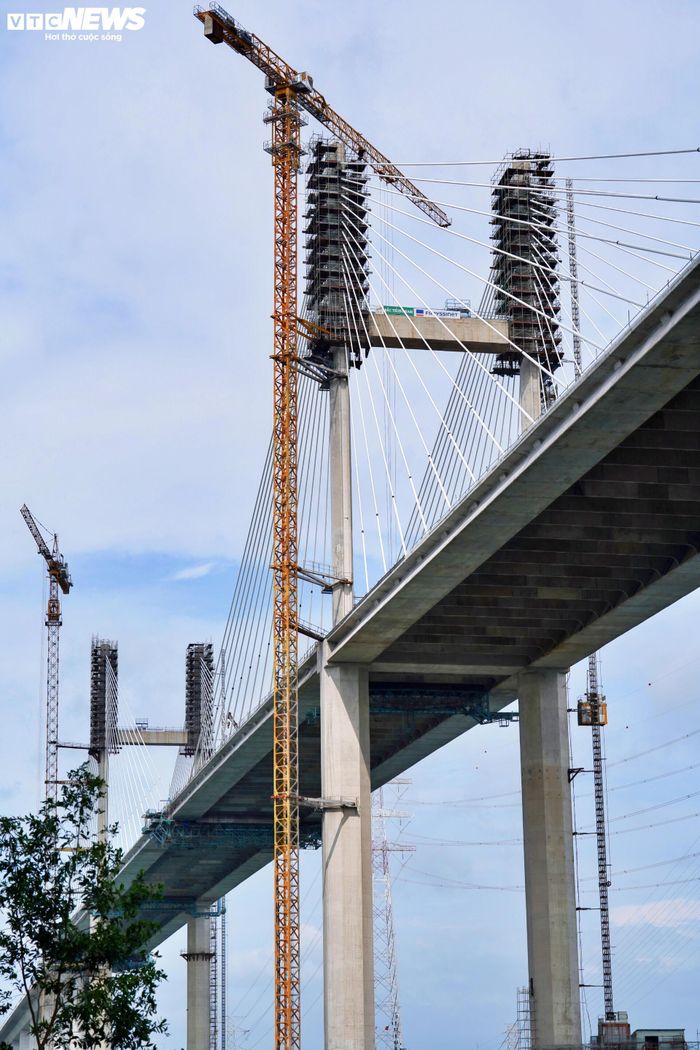Dự án cao tốc Bến Lức - Long Thành có tổng chiều dài gần 58 km. Đến nay, khoảng 55 km hoàn thành, trong đó 30 km được đưa vào khai thác tạm thời. Cầu Phước Khánh được xem là mắt xích cuối cùng để thông toàn tuyến cao tốc.