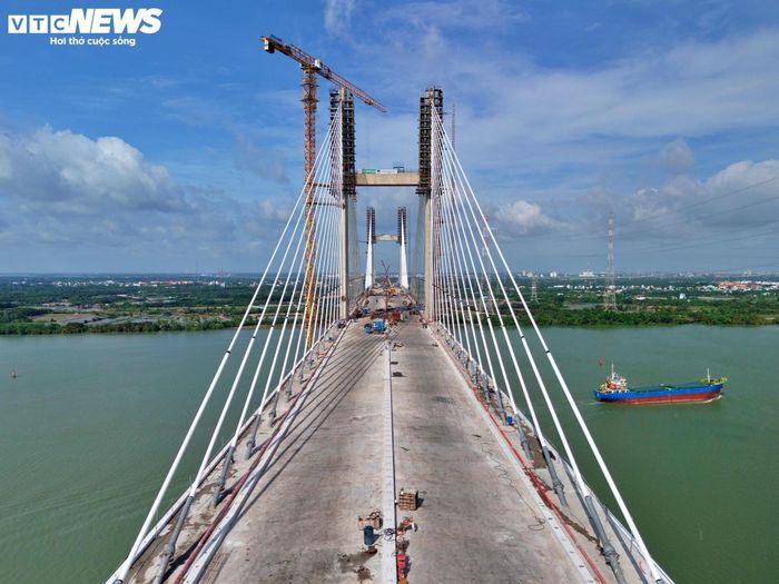 Theo ghi nhận của PV Báo Điện tử VTC News, cầu Phước Khánh hiện đạt hơn 95% khối lượng xây lắp. Tại khu vực hợp long giữa hai nhịp chính, nhà thầu đã hoàn thành công tác lao cáp dự ứng lực, đồng thời chuẩn bị lắp đặt ván khuôn lõi và cốt thép cho khối hợp long trong thời gian tới.