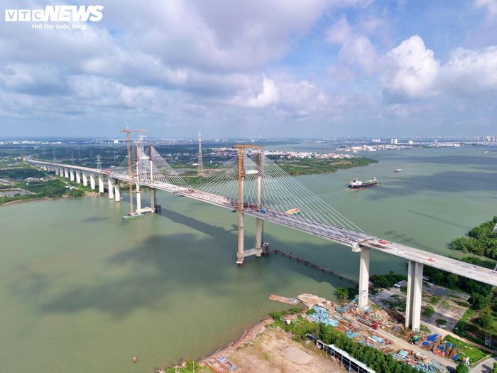 Sau hơn một thập kỷ triển khai với nhiều lần gián đoạn, cầu Phước Khánh - hạng mục cuối cùng trên tuyến cao tốc Bến Lức - Long Thành - đang được các đơn vị thi công dồn lực hoàn thiện, hướng tới hợp long và hoàn thành toàn bộ công trình trong tháng 9/2026.