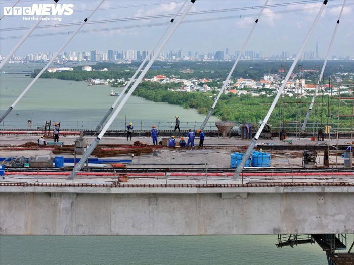 Ngoài hạng mục chính, các công việc hoàn thiện như lắp đặt dải phân cách, lan can, hệ thống phòng cháy chữa cháy và vệ sinh mặt cầu cũng đang được triển khai đồng loạt.