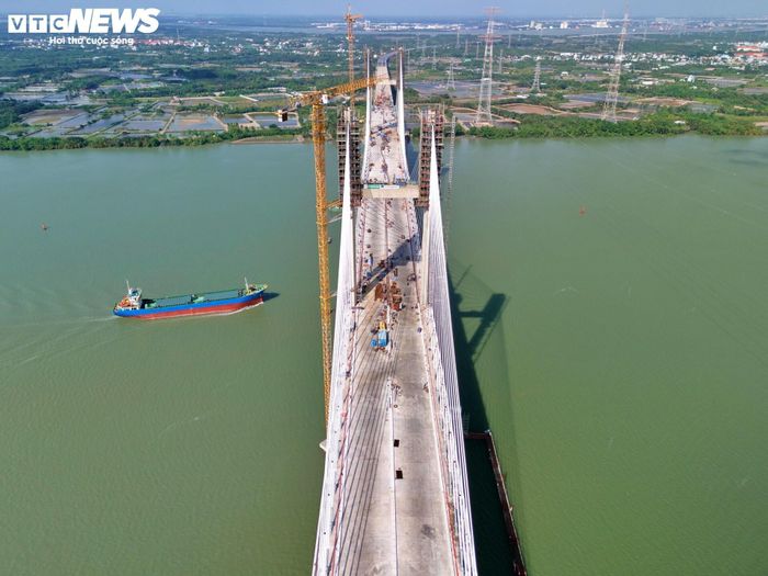 Trước đó, gói thầu xây dựng cầu Phước Khánh do Tổng công ty Đầu tư phát triển đường cao tốc Việt Nam (VEC) ký hợp đồng với liên danh Sumitomo Mitsui - Cienco 4 và khởi công từ tháng 1/2016.