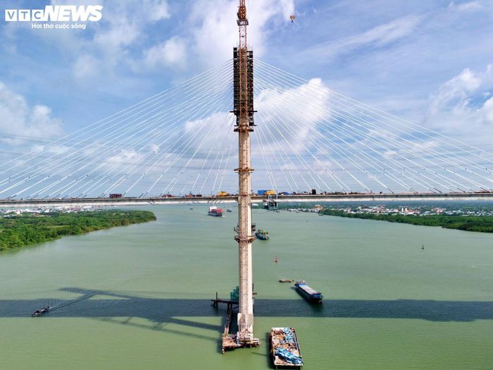 Mỗi trụ tháp được bố trí hai mặt phẳng dây văng dạng rẻ quạt gồm 56 bó cáp. Hệ dây văng được nối liên tục giữa hai nhịp, đoạn giữa vượt qua đỉnh trụ tháp bằng kết cấu neo “yên ngựa”, sau đó được neo vào dầm cứng ở hai đầu.