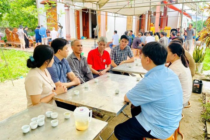 Lãnh đạo Sở Nông nghiệp và Môi trường Thanh Hóa cùng chính quyền địa phương thăm hỏi, chia buồn các gia đình nạn nhân tử nạn.