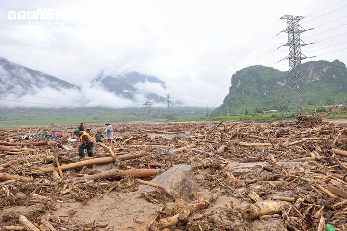 Trận mưa lớn kéo dài từ ngày 15 đến sáng 18/7 đã gây lũ ống, lũ quét trên địa bàn xã Mường Than (tỉnh Lai Châu). Chỉ trong thời gian ngắn, dòng nước dữ đã cướp đi sinh mạng của 4 người, làm 4 người mất tích, 7 người bị thương, hàng chục hộ dân phải sơ tán khẩn cấp khỏi khu vực nguy hiểm.