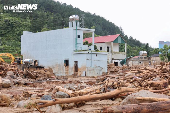 Tại nhiều khu vực, đất đá từ trên núi chỉ dừng lại cách khu dân cư vài chục mét, để lại những bãi bồi ngổn ngang cây gỗ, đá tảng và bùn đất, khiến người dân không khỏi bất an khi trên sườn núi vẫn còn nhiều khối đất chưa ổn định.