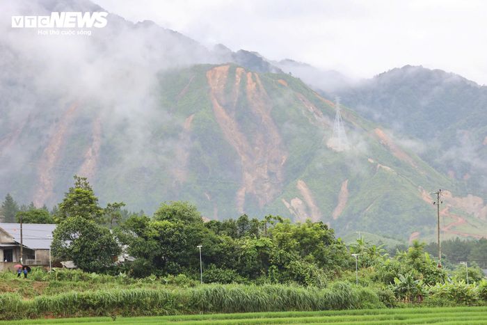 Không chỉ để lại những thiệt hại nặng nề về người và tài sản, trận mưa lũ còn xé toạc nhiều sườn núi ở Lai Châu, để lộ những “vết sẹo” đất đá kéo dài và các khối đất chênh vênh, khiến người dân luôn nơm nớp lo sợ nguy cơ sạt lở nếu mưa lớn tiếp diễn.