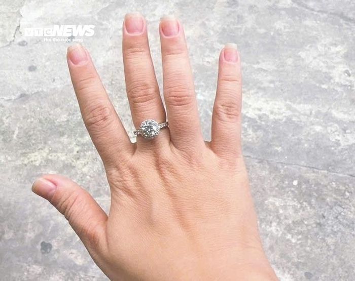 Những chiếc nhẫn trị giá vài trăm triệu đồng đang bị “tắc nghẽn” ở khâu thu mua vì cửa hàng đóng cửa. (Ảnh: Đại Việt)