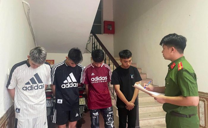 Công an phường Phố Hiến, tỉnh Hưng Yên triệu tập lấy lời khai của các đối tượng liên quan vụ mang “phóng lợn” đâm chém gây náo loạn đường phố đêm 18/7.