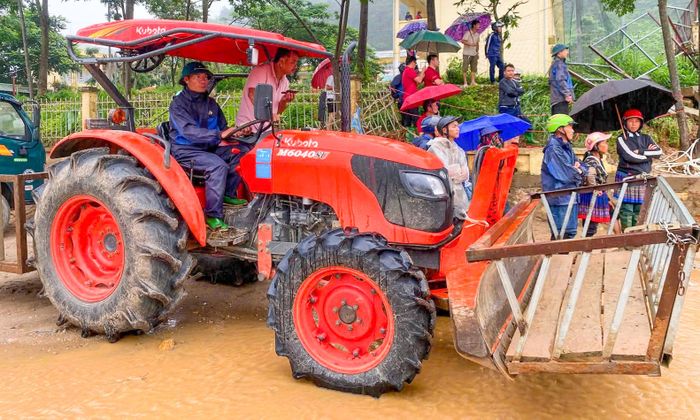 Anh Hoan sử dụng máy cày để đưa lực lượng cứu hộ và người dân vượt qua khu vực nguy hiểm. (Ảnh: Xã Mường Than)