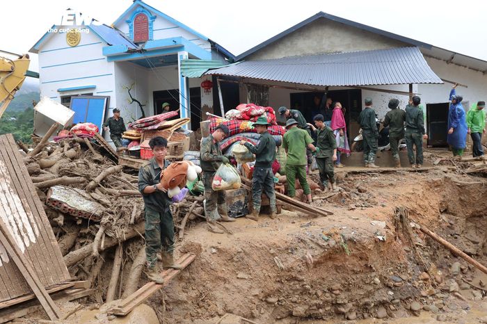 Đến nay, công tác tìm kiếm các nạn nhân mất tích vẫn được triển khai khẩn trương. Lực lượng công an, quân đội được huy động đến các khu vực bị ảnh hưởng, hỗ trợ người dân sơ tán khỏi khu vực nguy hiểm, di chuyển tài sản và khắc phục hậu quả.
