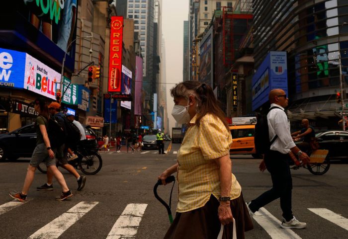 Bầu trời New York mù mịt và ngả vàng vì khói bụi từ những đám cháy rừng. (Ảnh: Shutterstock)