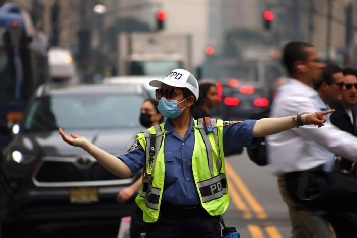 Nữ cảnh sát điều tiết giao thông khi chất lượng không khí ở thành phố New York đạt mức tồi tệ nhất nhiều năm qua. (Ảnh: Shutterstock)