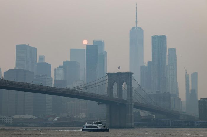 Khói từ các vụ cháy rừng bao phủ New York, Mỹ. (Ảnh: EPA)