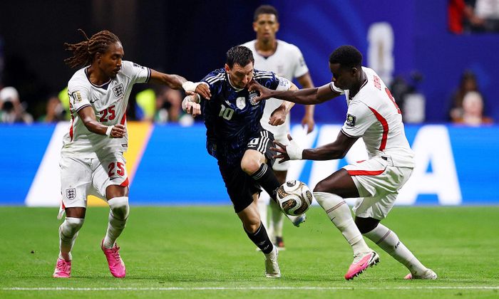Messi thỉnh thoảng vẫn có những pha qua người và dẫn bóng ở đoạn ngắn. (Ảnh: Reuters)