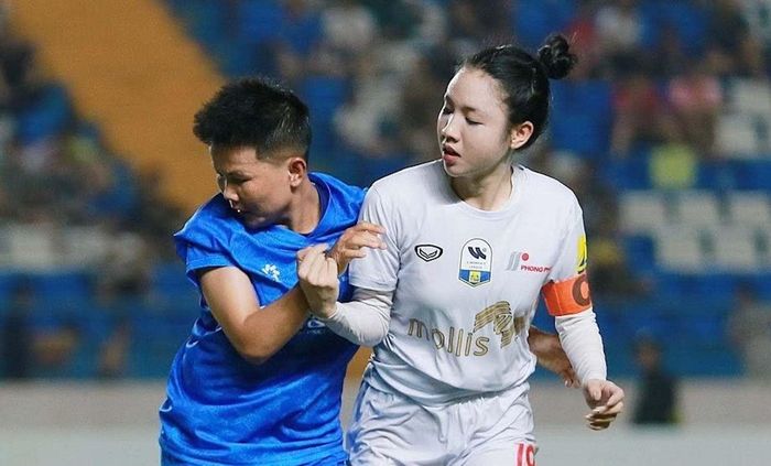 Trần Thị Duyên (áo trắng) chưa gặp may mắn ở lượt đấu thứ 7.