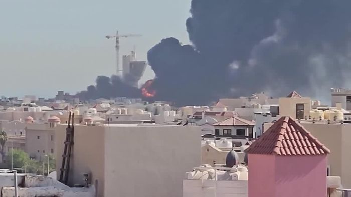 Khói bốc lên từ hướng nhà máy dầu khí ở Mangaf, Kuwait sau cuộc tấn công của Iran. Ảnh chụp từ video của Reuters