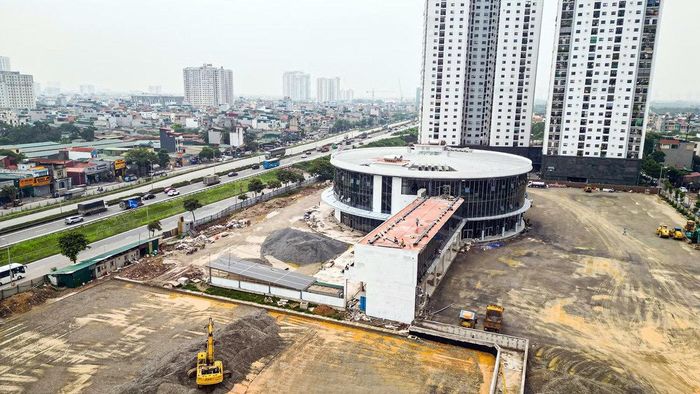 Điểm nhấn của bến xe là tòa nhà điều hành có thiết kế hình tròn gồm 3 tầng nổi và 1 tầng hầm. Công trình sẽ bố trí khu vực bán vé, phòng chờ hành khách, dịch vụ thương mại, showroom và nhiều tiện ích phục vụ người dân.