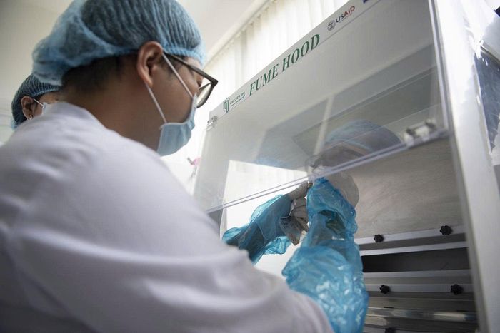 Phân tích mẫu hài cốt liệt sĩ tại Trung tâm Giám định ADN (Viện Sinh học, Viện Hàn lâm Khoa học và Công nghệ Việt Nam). Ảnh: VAST