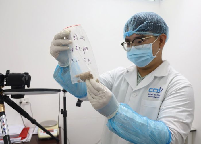 Phân tích mẫu hài cốt liệt sĩ tại Trung tâm Giám định ADN (Viện Sinh học, Viện Hàn lâm Khoa học và Công nghệ Việt Nam). Ảnh: VAST