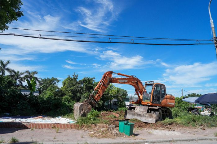 Chủ tịch UBND xã Nguyễn Thị Thu Huyền yêu cầu các đơn vị thi công phát huy tinh thần trách nhiệm, huy động tối đa nhân lực, thiết bị, tổ chức thi công khoa học, bảo đảm chất lượng công trình, an toàn lao động, an toàn giao thông và vệ sinh môi trường; đồng thời, yêu cầu Ban Quản lý dự án đầu tư - hạ tầng thường xuyên kiểm tra, giám sát chặt chẽ quá trình thi công, kịp thời tháo gỡ những khó khăn, vướng mắc phát sinh, bảo đảm công trình hoàn thành đúng tiến độ, đúng thiết kế...