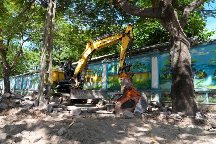 Để bảo đảm công trình được triển khai đúng kế hoạch, UBND xã Nam Phù yêu cầu các tổ chức, hộ gia đình và cá nhân đang sử dụng diện tích đất công thuộc phạm vi dự án khẩn trương di dời tài sản, tháo dỡ các công trình lấn chiếm để bàn giao mặt bằng sạch trước thời điểm thi công. Đồng thời, tổ chức phân luồng lại giao thông để phục vụ thi công. Cấm xe tải có tải trọng trên 2,5 tấn lưu thông trên tuyến đường Ngũ Hiệp trong thời gian thi công. Các phương tiện tải trọng lớn được phân luồng theo hướng: Đê Hữu Hồng - đường Đông Mỹ - Vạn Phúc - đường Thái Bình - Quốc lộ 1A và ngược lại. Xe con, xe tải từ 2,5 tấn trở xuống và xe mô tô, xe máy vẫn được lưu thông bình thường trên tuyến theo hướng dẫn của lực lượng chức năng.