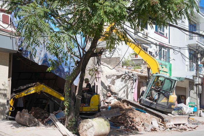 Trong ngày 18-7, đơn vị thi công đã huy động nhân lực, máy móc triển khai nhiều hạng mục đầu tiên tại khu vực cầu vượt Tự Khoát, đoạn qua chợ Tương Chúc, khu vực trước trụ sở UBND xã Nam Phù và tổ chức cắt tỉa cây xanh phục vụ thi công.