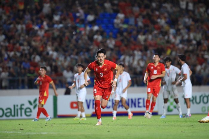 Trên chấm 11 m, chính Đình Bắc thực hiện thành công, ấn định chiến thắng 4-0 cho đội tuyển Việt Nam.