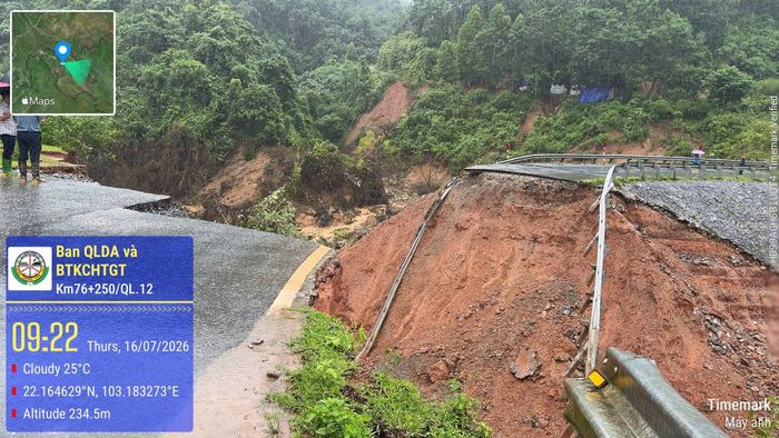 Tại Km76+250 trên Quốc lộ 12, địa phận tỉnh Lai Châu xảy ra lũ ống gây đứt toàn bộ nền mặt đường chiều dài khoảng 50m. Ảnh: ĐBVN