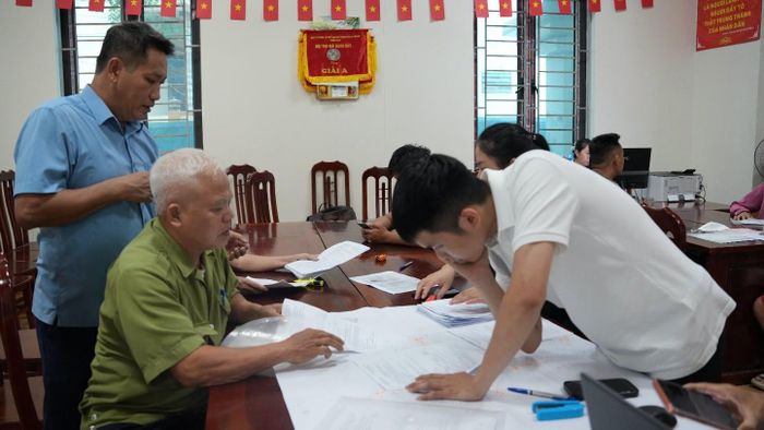 Người dân được hướng dẫn kiểm tra, đối soát và hoàn thiện thông tin hồ sơ đất đai ngay tại địa bàn dân cư. Ảnh: HĐ