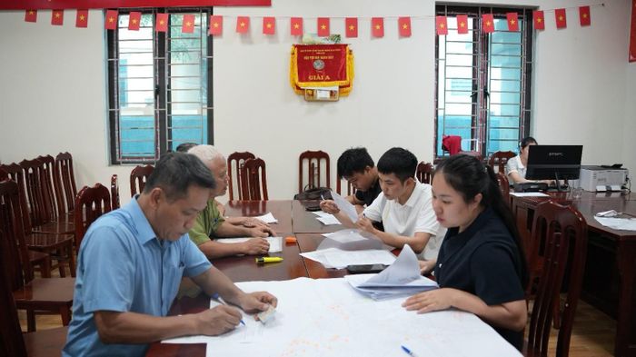Các tổ công tác của Phòng Kinh tế xã Hoài Đức đến nhà văn hóa thôn, tổ dân phố để làm sạch dữ liệu đất đai trên địa bàn. Ảnh: HĐ