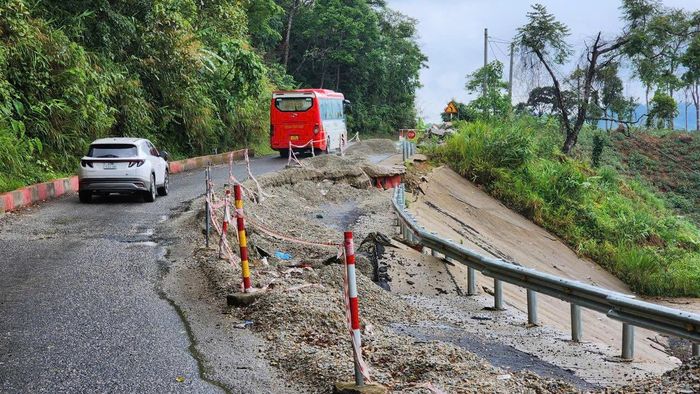 Bộ Xây dựng yêu cầu các cơ quan, đơn vị liên quan kịp thời khắc phục các tuyến giao thông bị sạt lở, chia cắt. Ảnh: Lê Đức