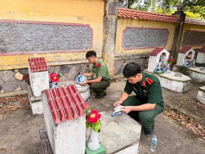 Đoàn viên, thanh niên cẩn thận lau dọn từng phần mộ.