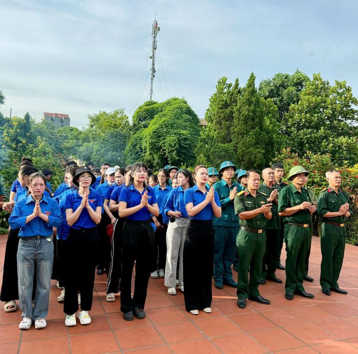 Đoàn viên, thanh niên xã Gia Lâm thành kính dâng hương trước khi thực hiện dọn dẹp, chỉnh trang nghĩa trang liệt sĩ.