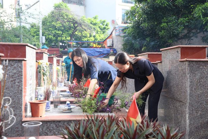 Bằng hành động thiết thực chỉnh trang trong khuôn viên Nghĩa trang liệt sĩ Phú La, các đại biểu lan tỏa đạo lý "Uống nước nhớ nguồn". Ảnh: PV