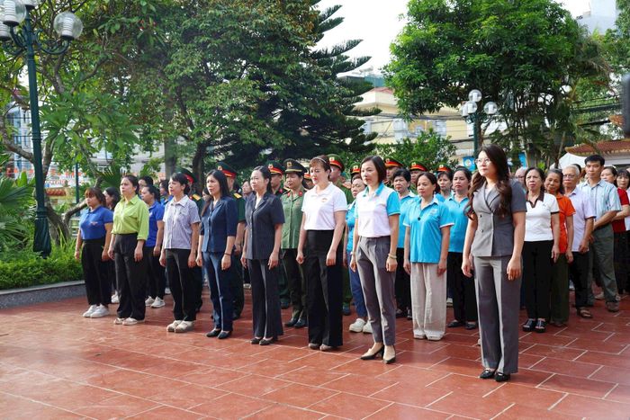 Các đại biểu thực hiện nghi lễ dâng hương tưởng niệm tại Nhà lưu niệm Bác Hồ. Ảnh: PV