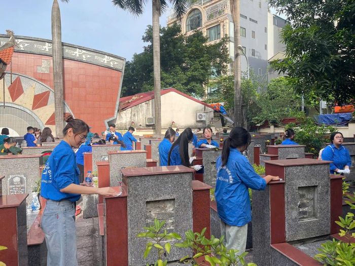 Các đoàn viên, thanh niên tham gia chỉnh trang Nghĩa trang liệt sĩ. Ảnh: PV