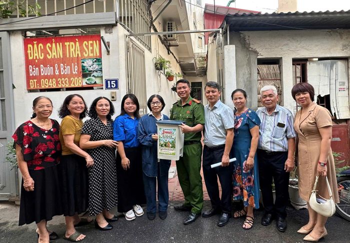 Thiếu tá Ngô Minh Ngọc cùng người dân ngõ 28 và tổ dân phố Phú Xá 1 chung sức xây dựng cảnh quan khu dân cư văn minh, an toàn. Ảnh: Tuệ Lâm
