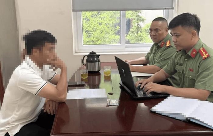 Công an xã Tam Hưng xử lý trường hợp đăng tải thông tin sai sự thật. Ảnh: Công an thành phố cung cấp.