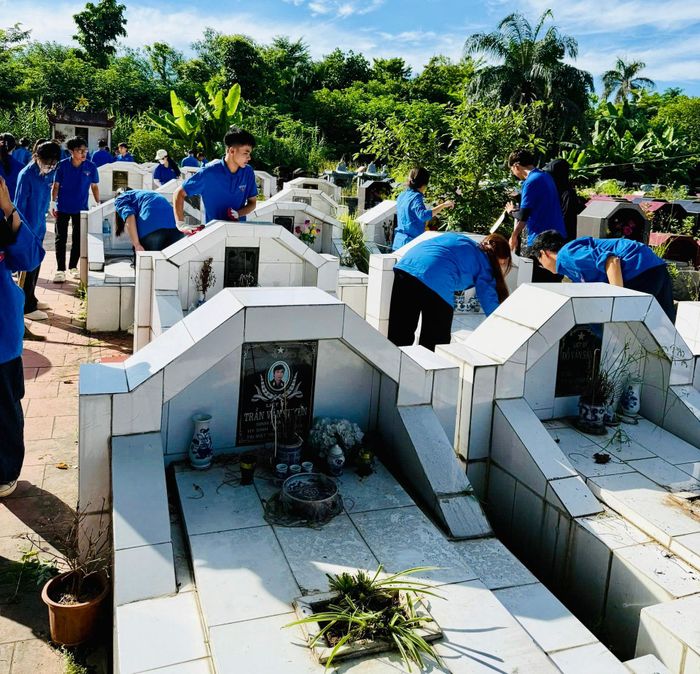 Tuổi trẻ Hoàng Mai gửi gắm lòng biết ơn đối với các thế hệ cha anh đi trước. Ảnh: HM.