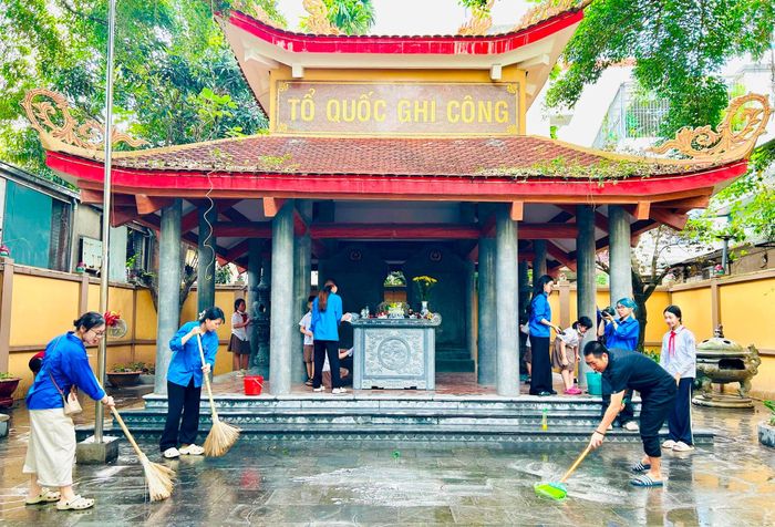Đoàn viên thanh niên, học sinh, đại diện ban, ngành, đoàn thể Tổ dân phố 8, 9 dọn dẹp vệ sinh tại Nhà bia tưởng niệm các anh hùng liệt sĩ phường Thịnh Liệt cũ. Ảnh: Trần Oanh.