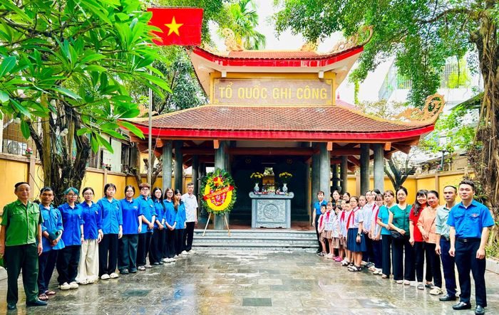 Đại diện các ban ngành, đoàn viên và học sinh dâng hương tưởng niệm các anh hùng liệt sĩ. Ảnh: Trần Oanh.