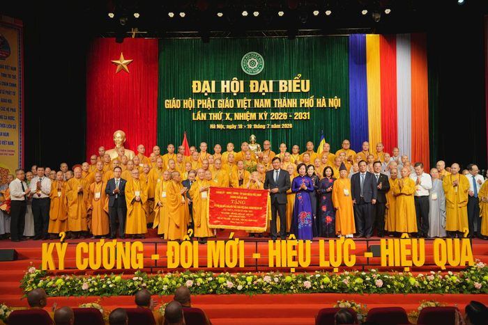 Lãnh đạo thành phố Hà Nội trao bức trướng của thành phố tặng Giáo hội Phật giáo Việt Nam thành phố Hà Nội. Ảnh: Bình Minh
